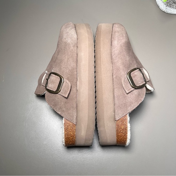 CUSHIONAIRE Beige Suede Faux Fur Lined Slip On Platform Clogs Women’s Size 10 - Picture 3 of 7
